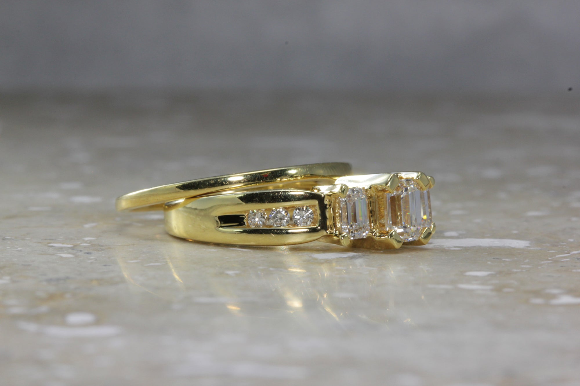 18K Y GOLD MODERN DIAMOND ENGAGEMENT AND WEDDING BAND RING EMERALD AND ROUND CUT