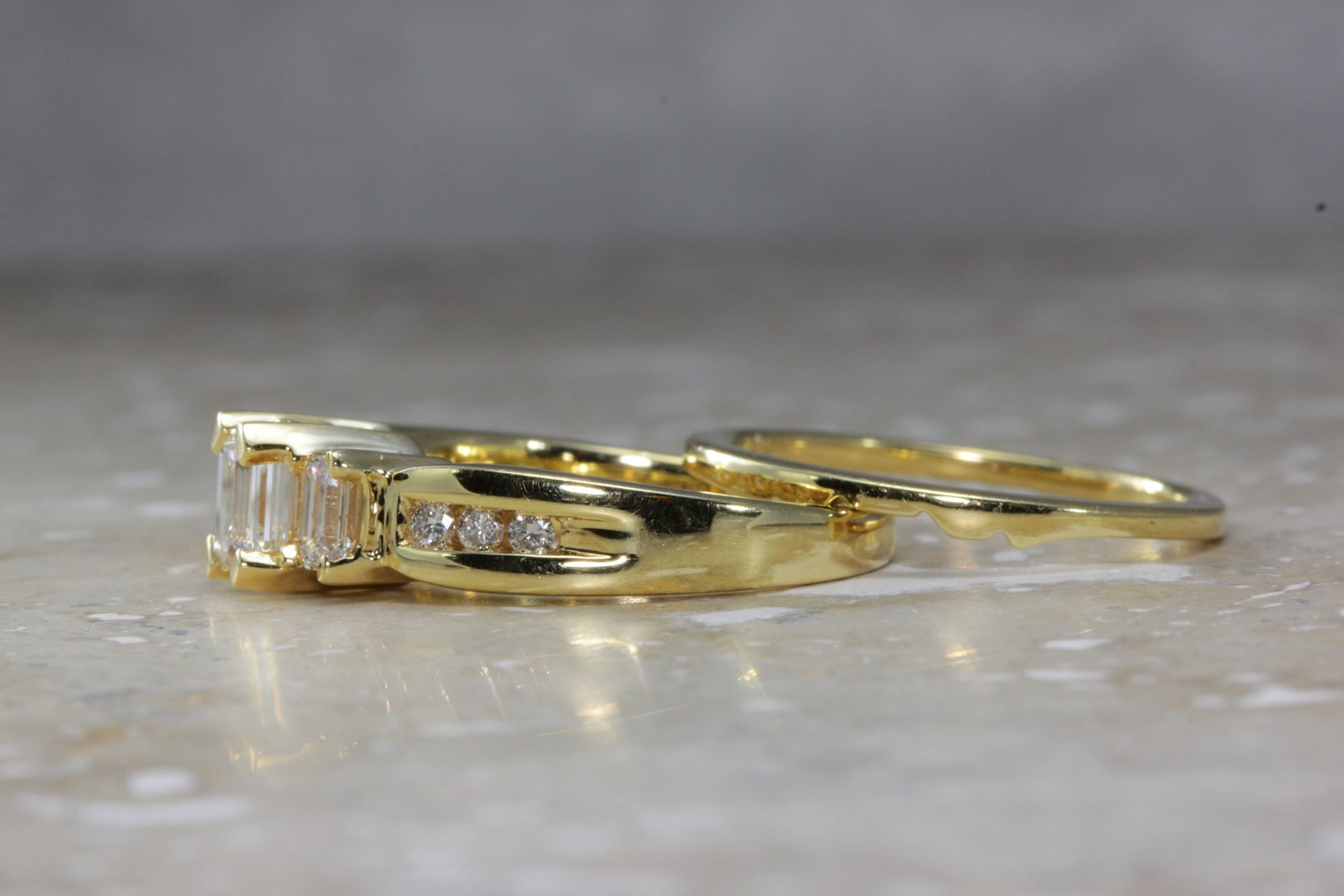 18K Y GOLD MODERN DIAMOND ENGAGEMENT AND WEDDING BAND RING EMERALD AND ROUND CUT