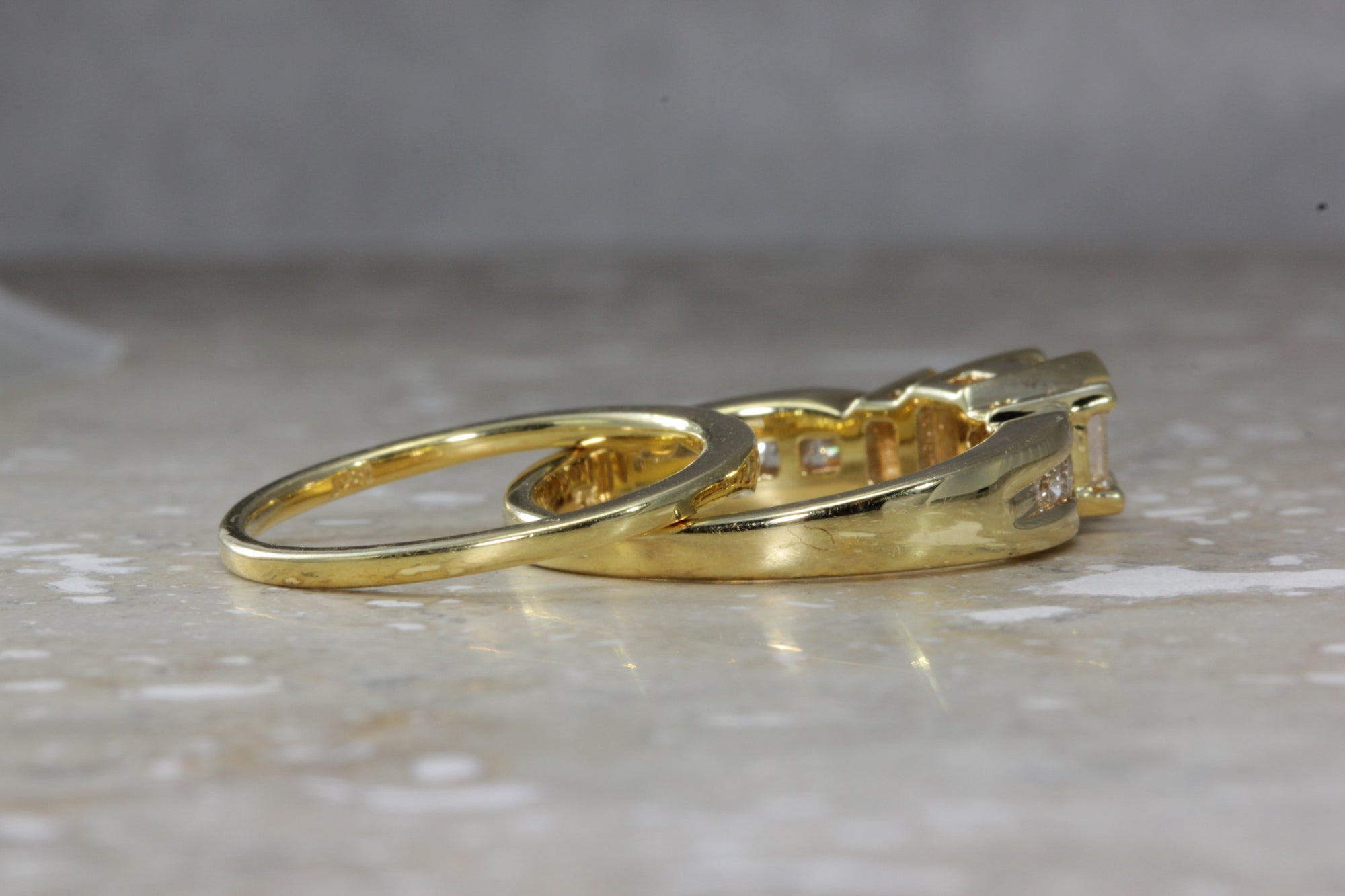 18K Y GOLD MODERN DIAMOND ENGAGEMENT AND WEDDING BAND RING EMERALD AND ROUND CUT