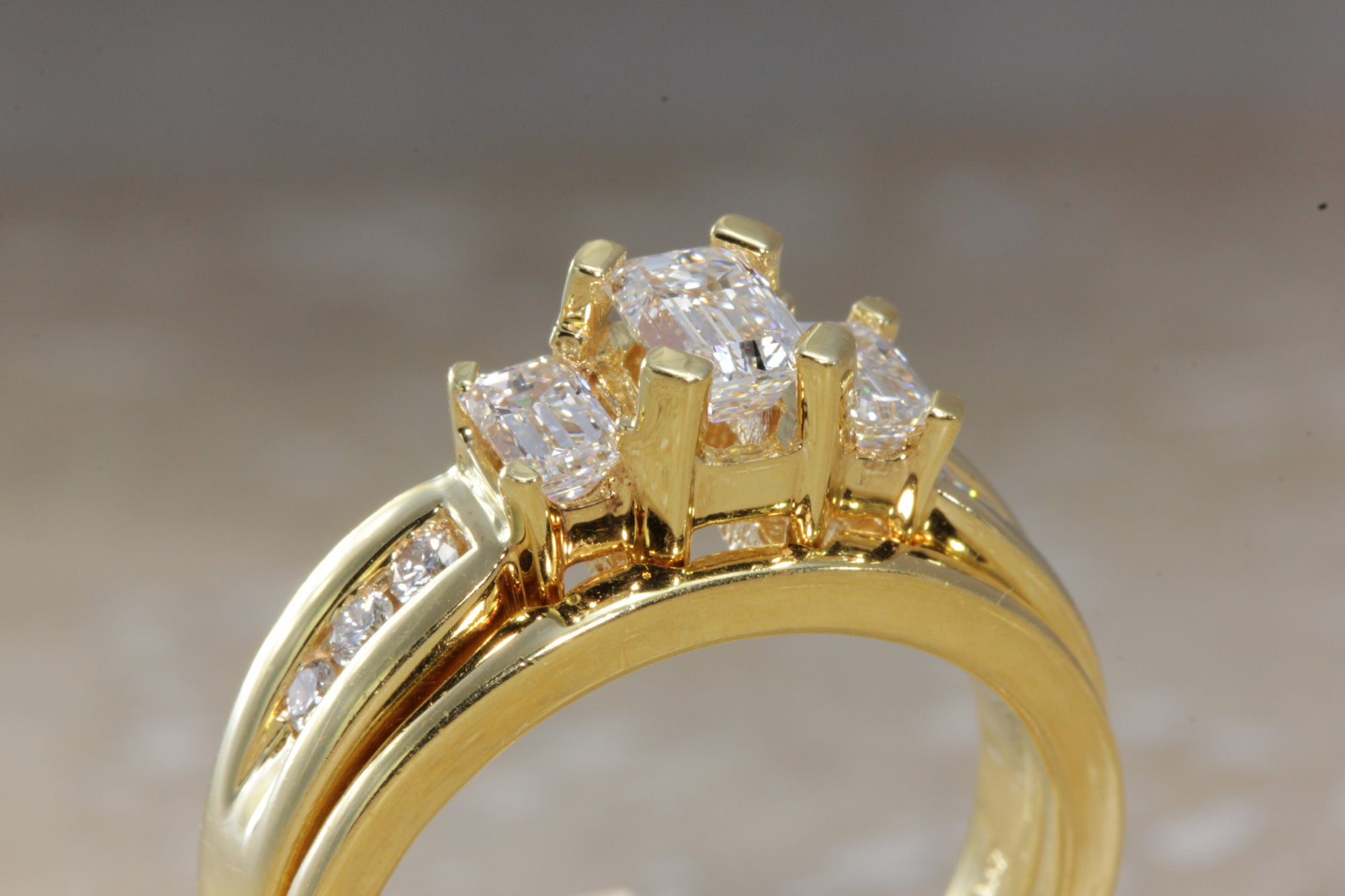 18K Y GOLD MODERN DIAMOND ENGAGEMENT AND WEDDING BAND RING EMERALD AND ROUND CUT