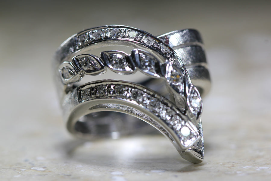 ANTIQUE CHEVRON MOTIF RING DIAMOND 14K W GOLD RETRO 1940's