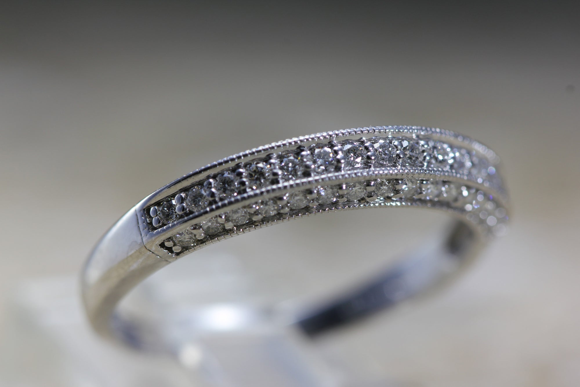 14K WHITE GOLD LADIES MILGRAIN ROUND DIAMOND WEDDING BAND