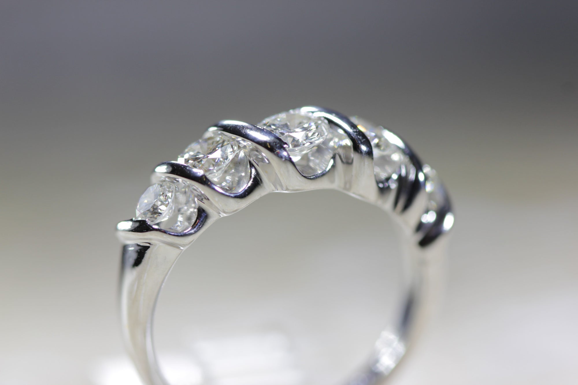 DIAMOND 5 STONE ROUND CUT WEDDING BAND OPEN CHANNEL GRADATED SETTING 14k W GOLD