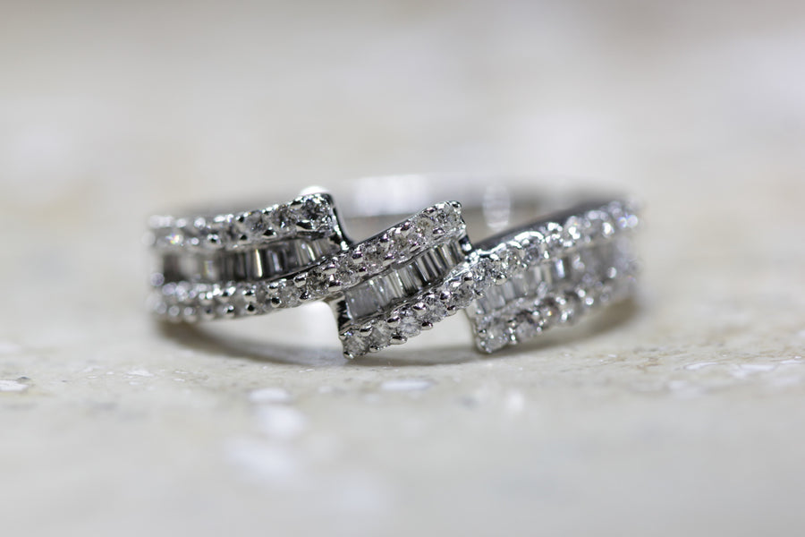 LADIES DIAMOND WEDDING BAND ROUND AND BAGUETTES 14K W GOLD