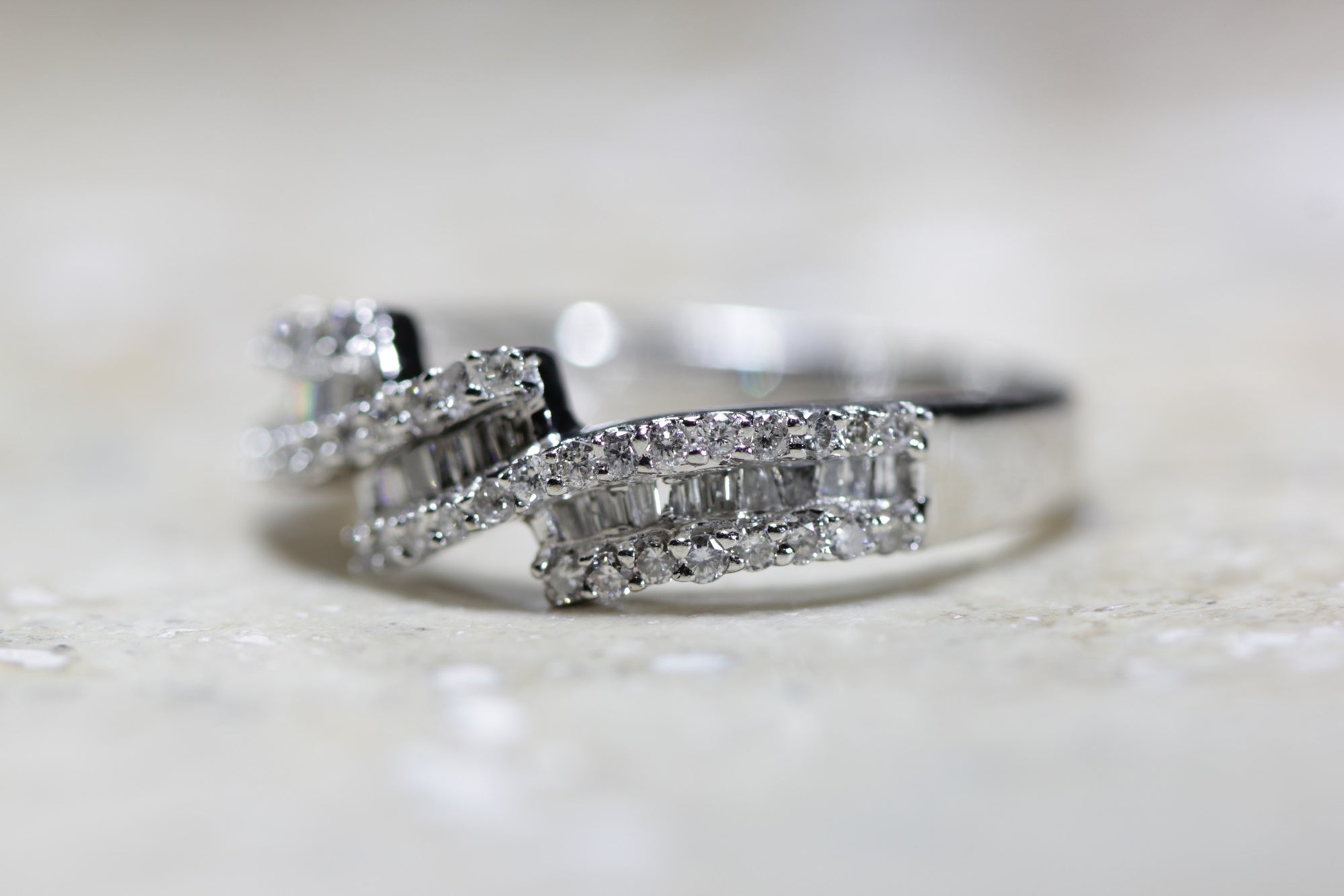 LADIES DIAMOND WEDDING BAND ROUND AND BAGUETTES 14K W GOLD