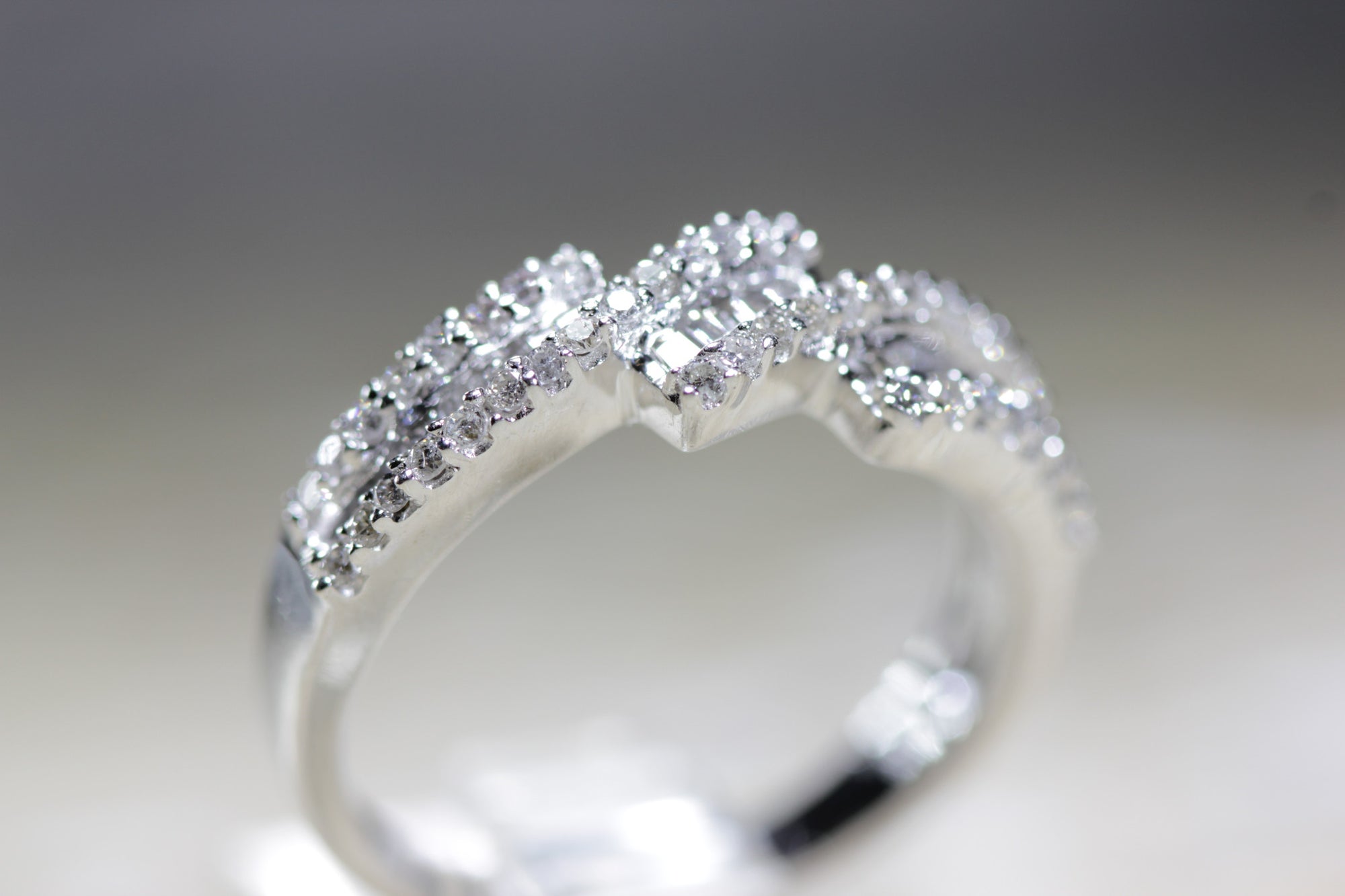 LADIES DIAMOND WEDDING BAND ROUND AND BAGUETTES 14K W GOLD