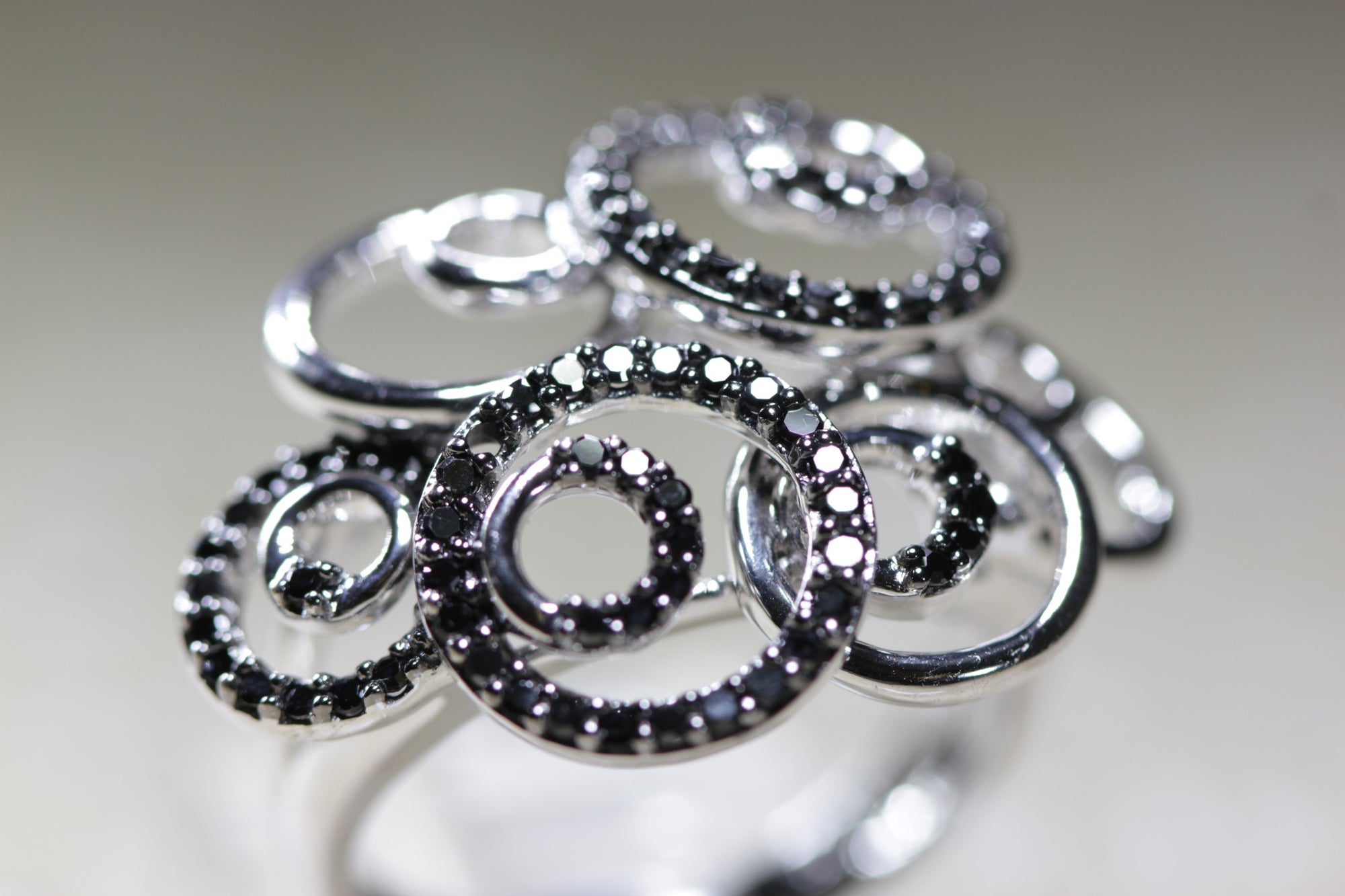 MODERN 14k WHITE GOLD LADIES VIVID BLACK DIAMOND CIRCLE SWIRL RING