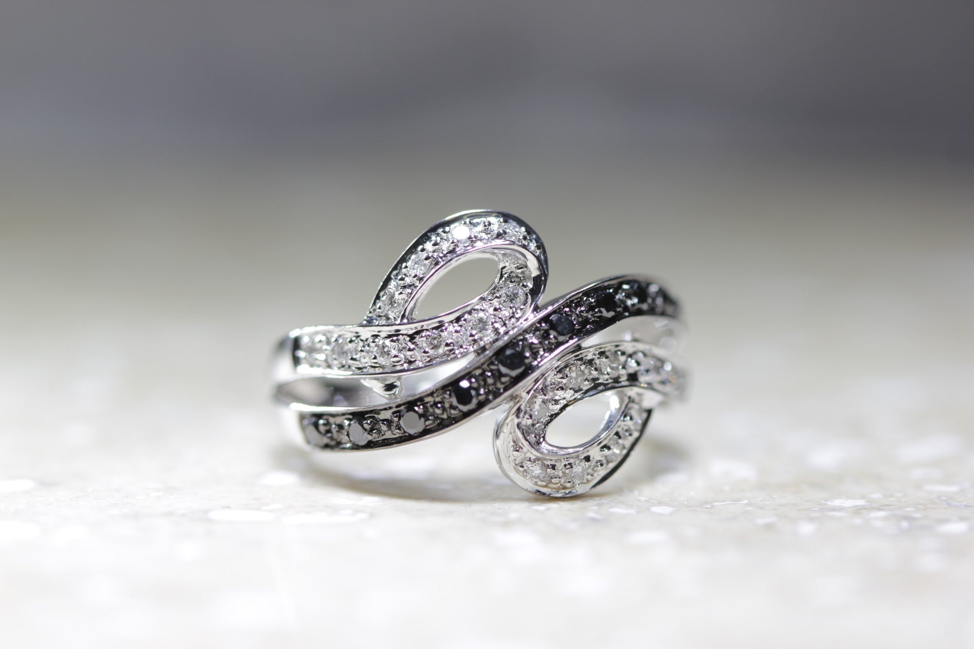 14k WHITE GOLD LADIES BLACK AND WHITE DIAMOND RING BAND