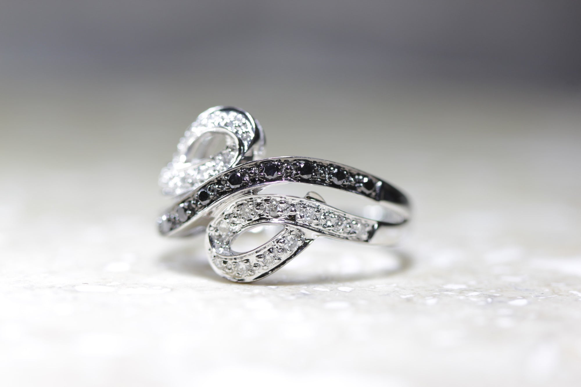 14k WHITE GOLD LADIES BLACK AND WHITE DIAMOND RING BAND