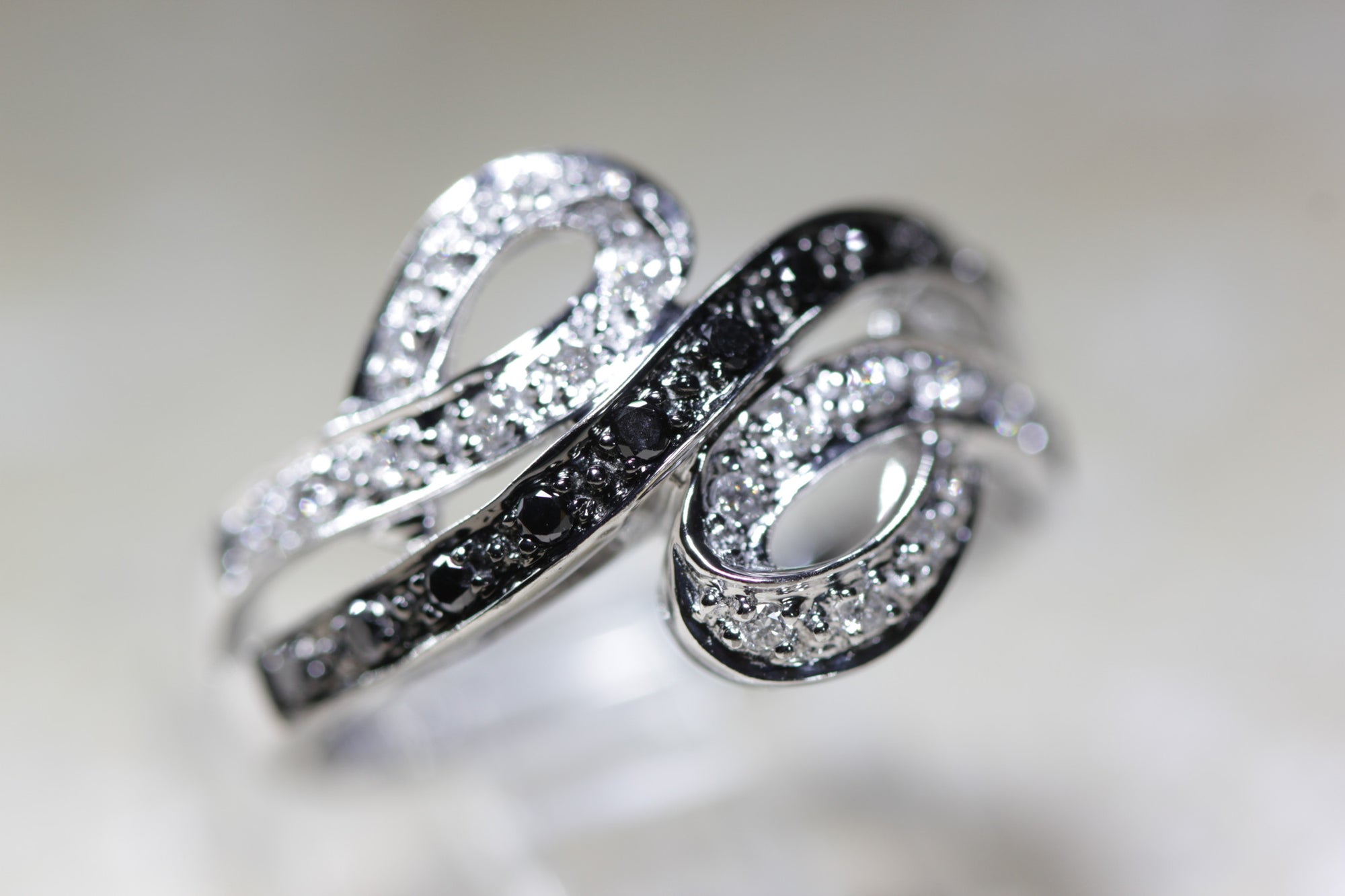 14k WHITE GOLD LADIES BLACK AND WHITE DIAMOND RING BAND