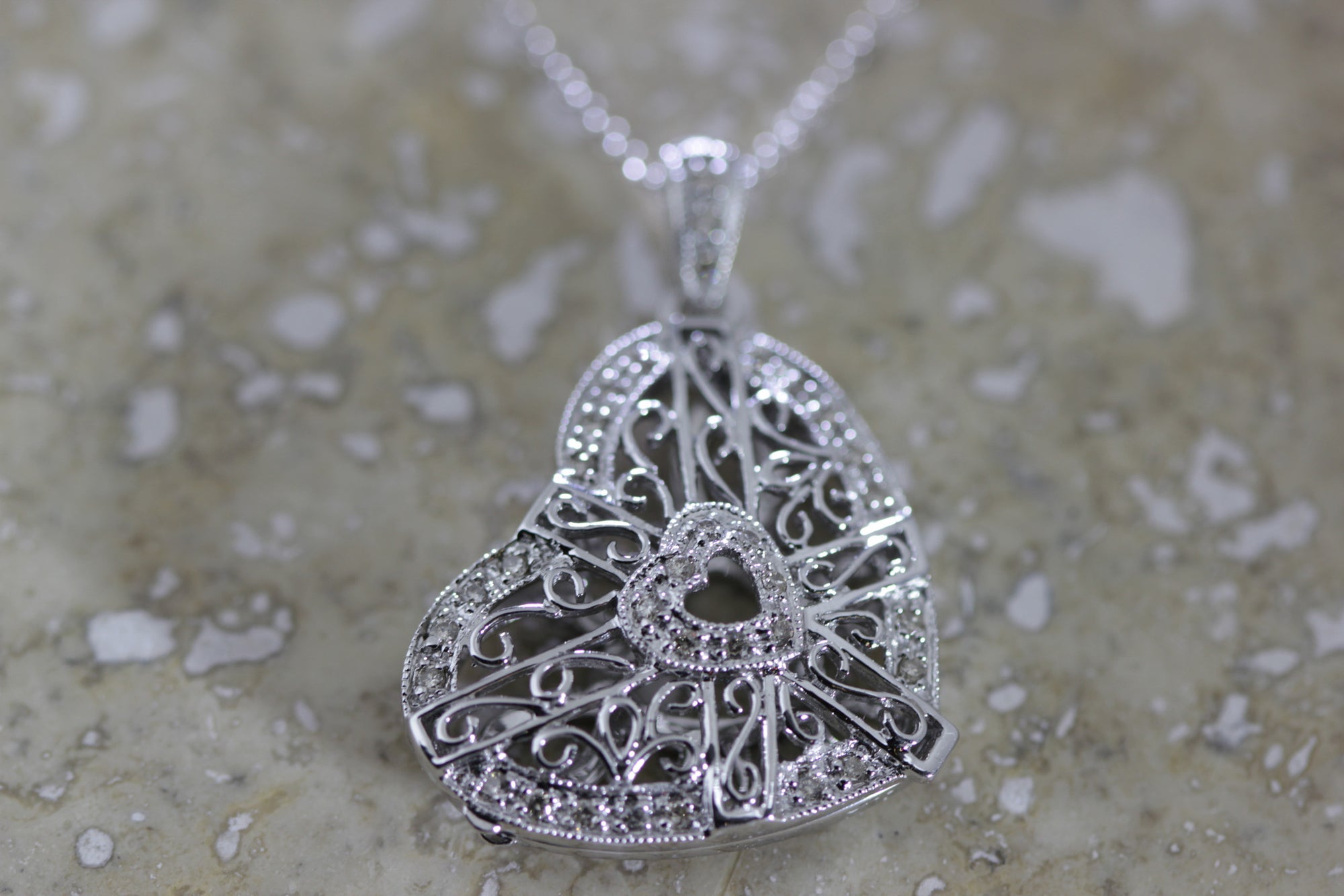 sold 14K GOLD DIAMOND WHITE HEART PENDANT LOCKET 0.25 CT 14K GOLD CHAIN 14CT OPEN