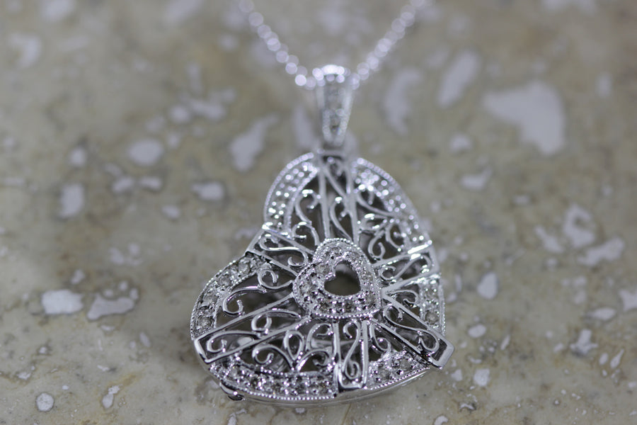 sold 14K GOLD DIAMOND WHITE HEART PENDANT LOCKET 0.25 CT 14K GOLD CHAIN 14CT OPEN