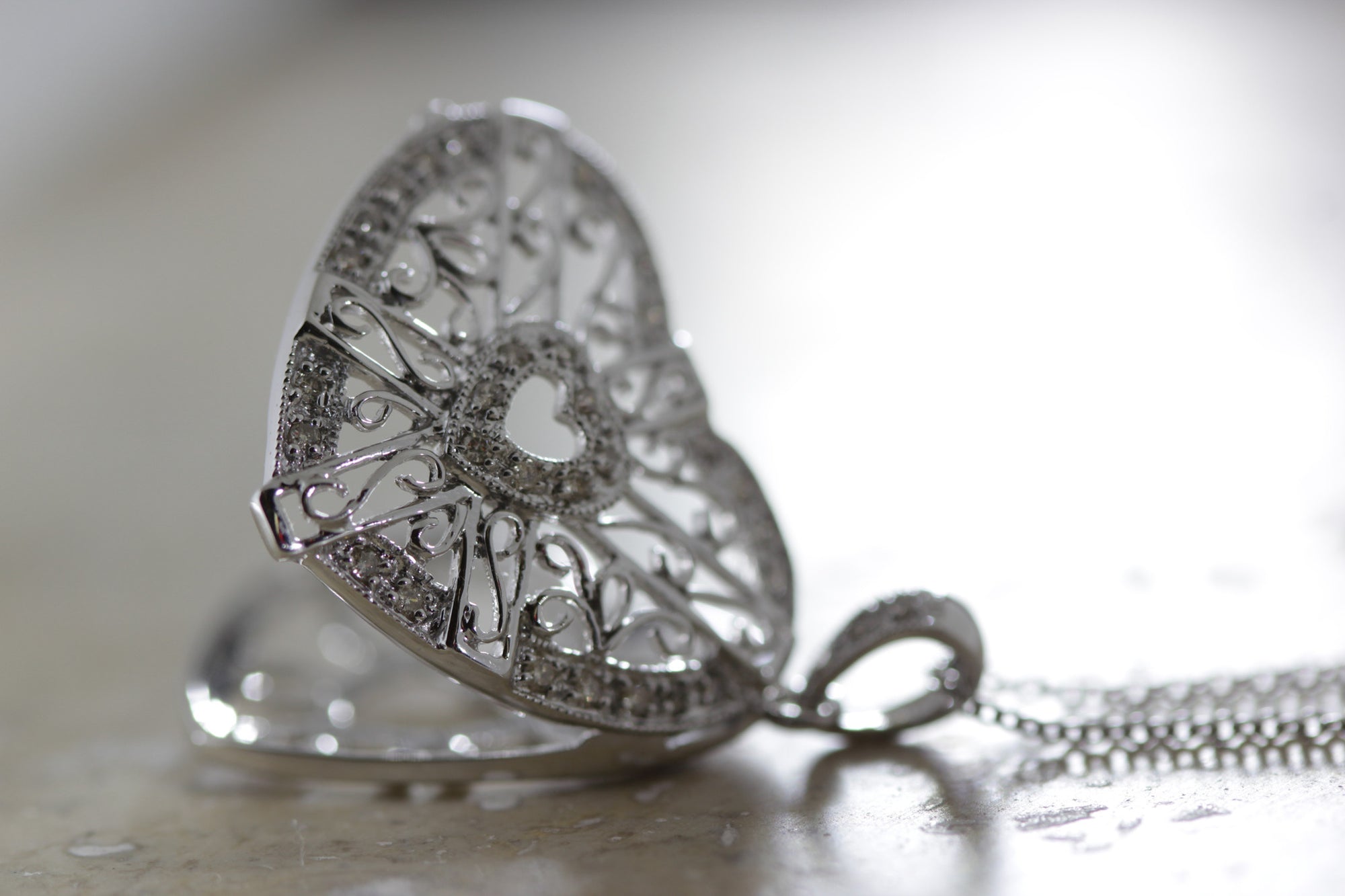 sold 14K GOLD DIAMOND WHITE HEART PENDANT LOCKET 0.25 CT 14K GOLD CHAIN 14CT OPEN