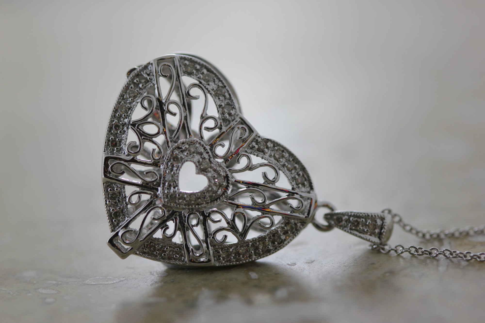 sold 14K GOLD DIAMOND WHITE HEART PENDANT LOCKET 0.25 CT 14K GOLD CHAIN 14CT OPEN