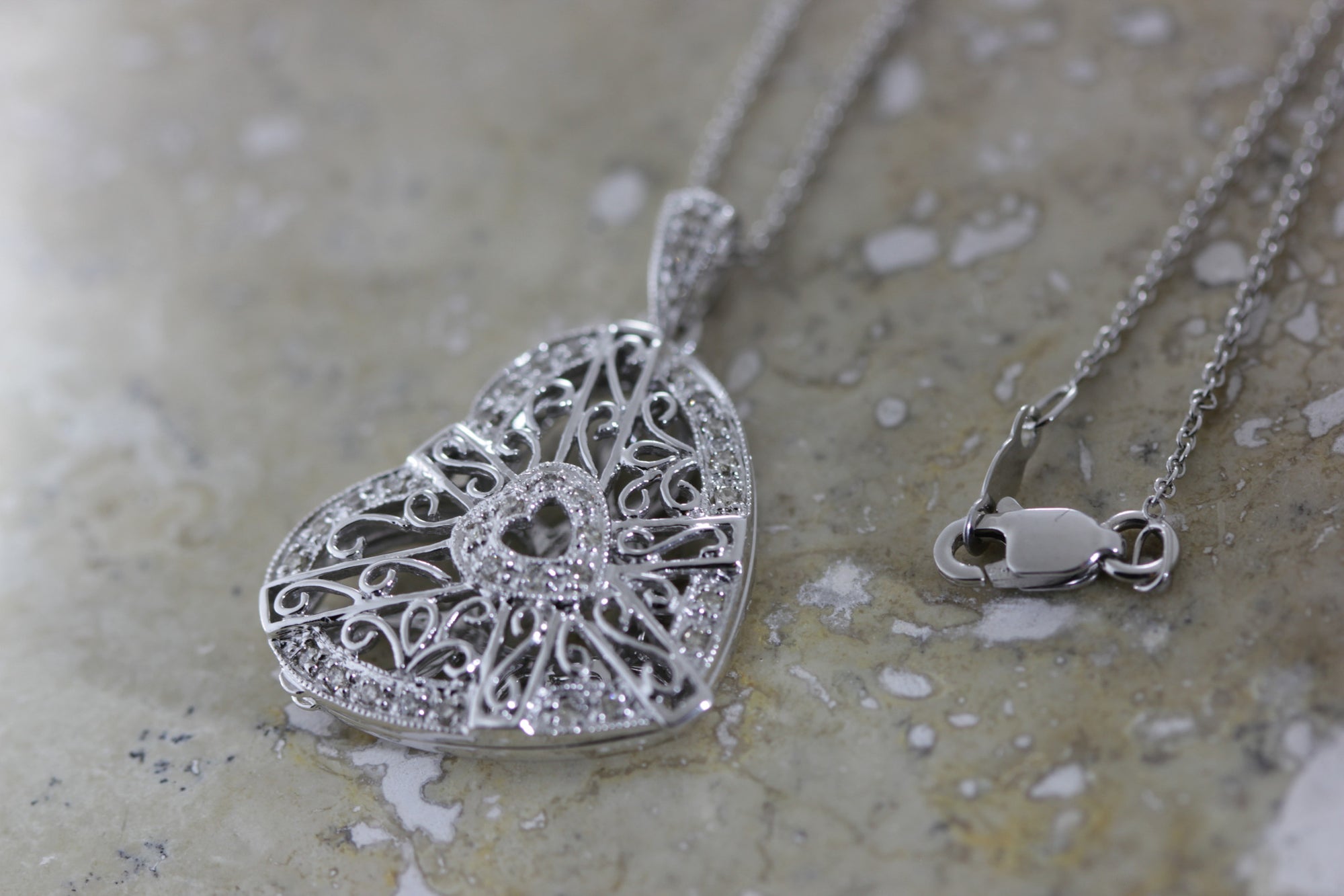 sold 14K GOLD DIAMOND WHITE HEART PENDANT LOCKET 0.25 CT 14K GOLD CHAIN 14CT OPEN