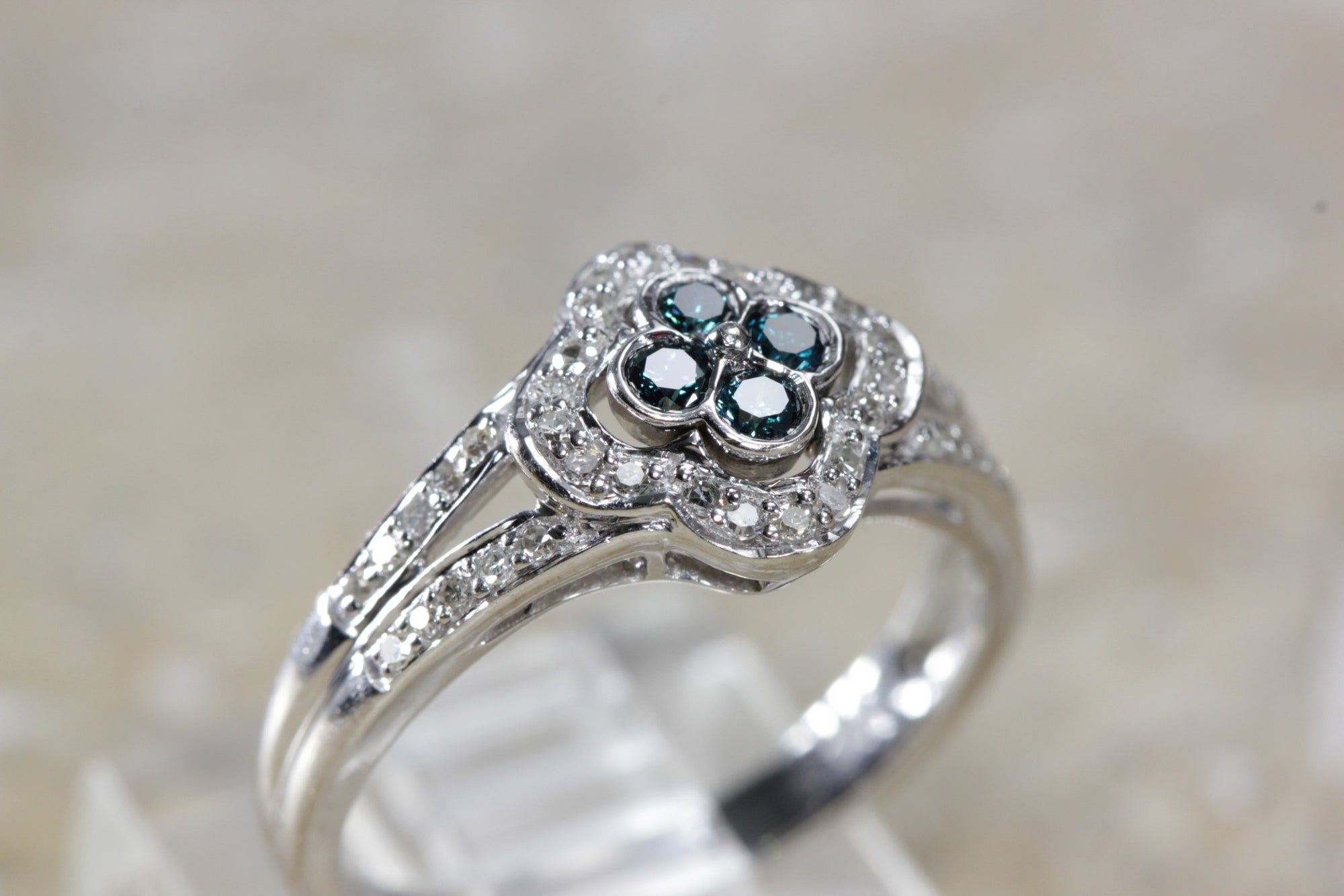 ANTIQUE 14k WHITE GOLD LADIES RING WHITE & BLUE DIAMONDS