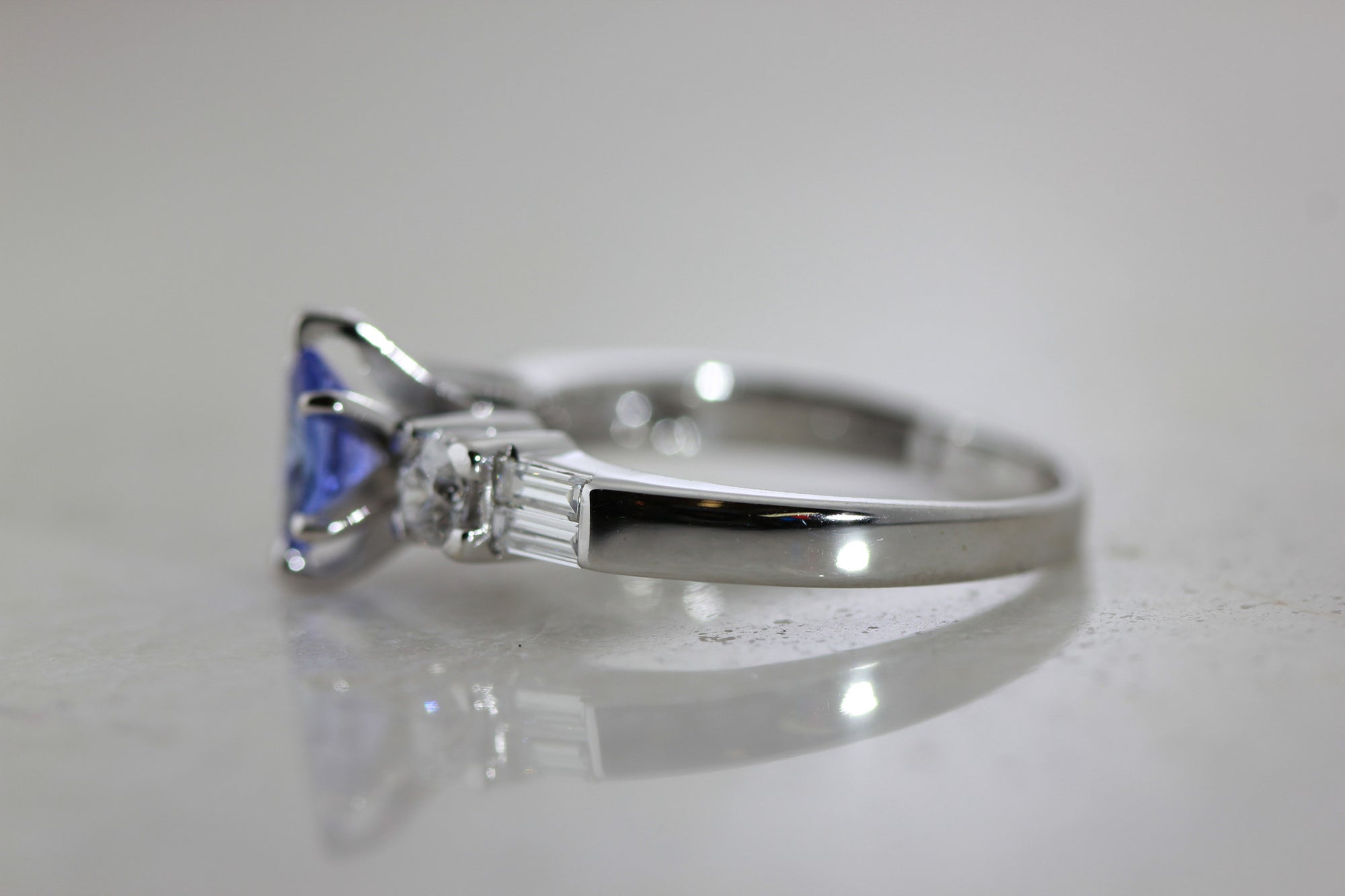 VINTAGE OVAL SHAPE ENGAGEMENT RING 14K WHITE GOLD LADIES TANZANITE & DIAMOND