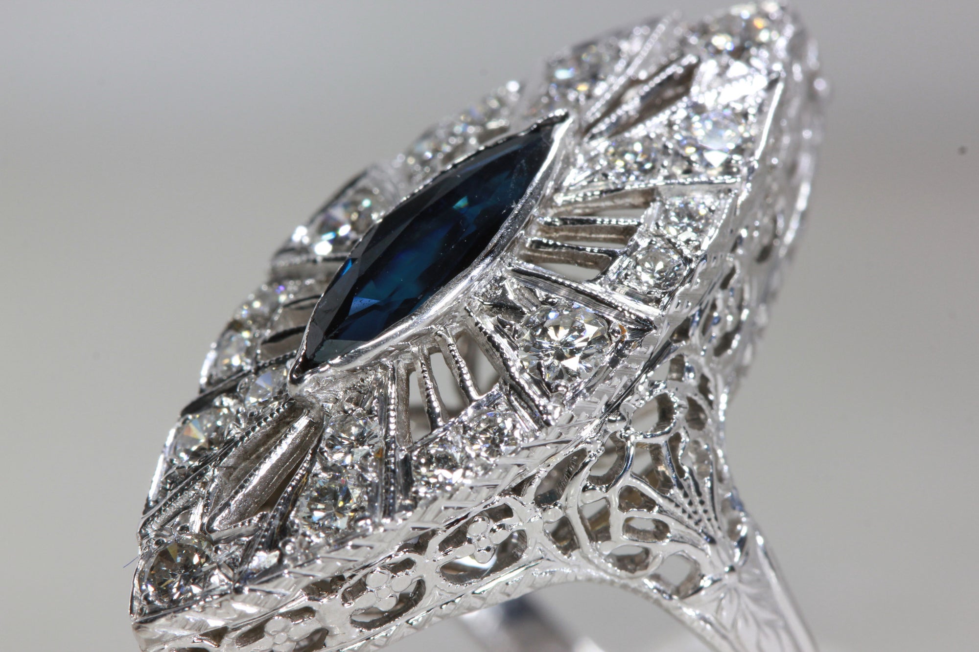 ART DECO FILIGREE COCKTAIL RING DIAMOND AND SAPPHIRE IN 14k WHITE GOLD ANTIQUE