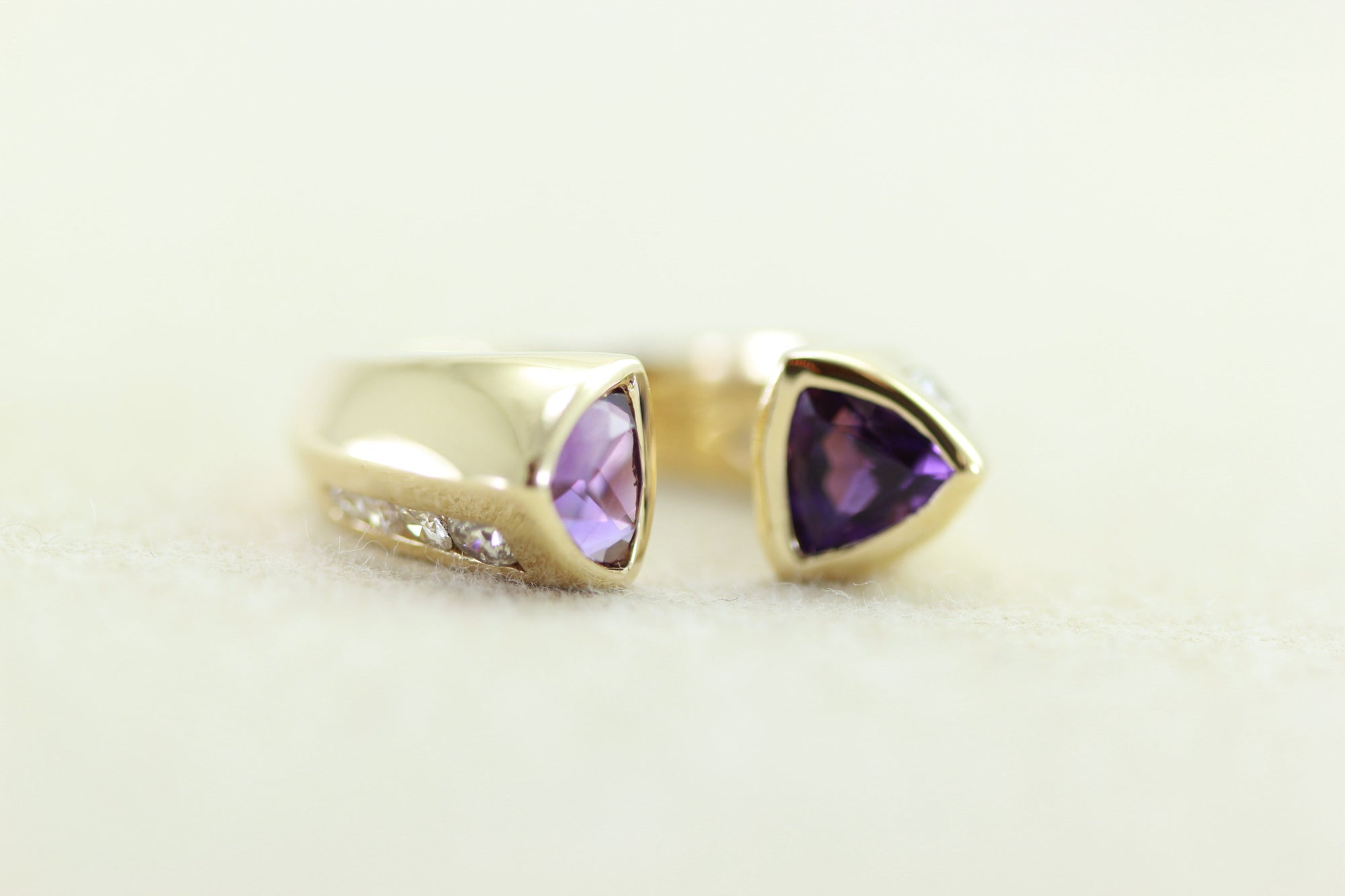 MODERN 14K YELLOW GOLD AMETHYST AND DIAMOND SPLIT SHANK RING