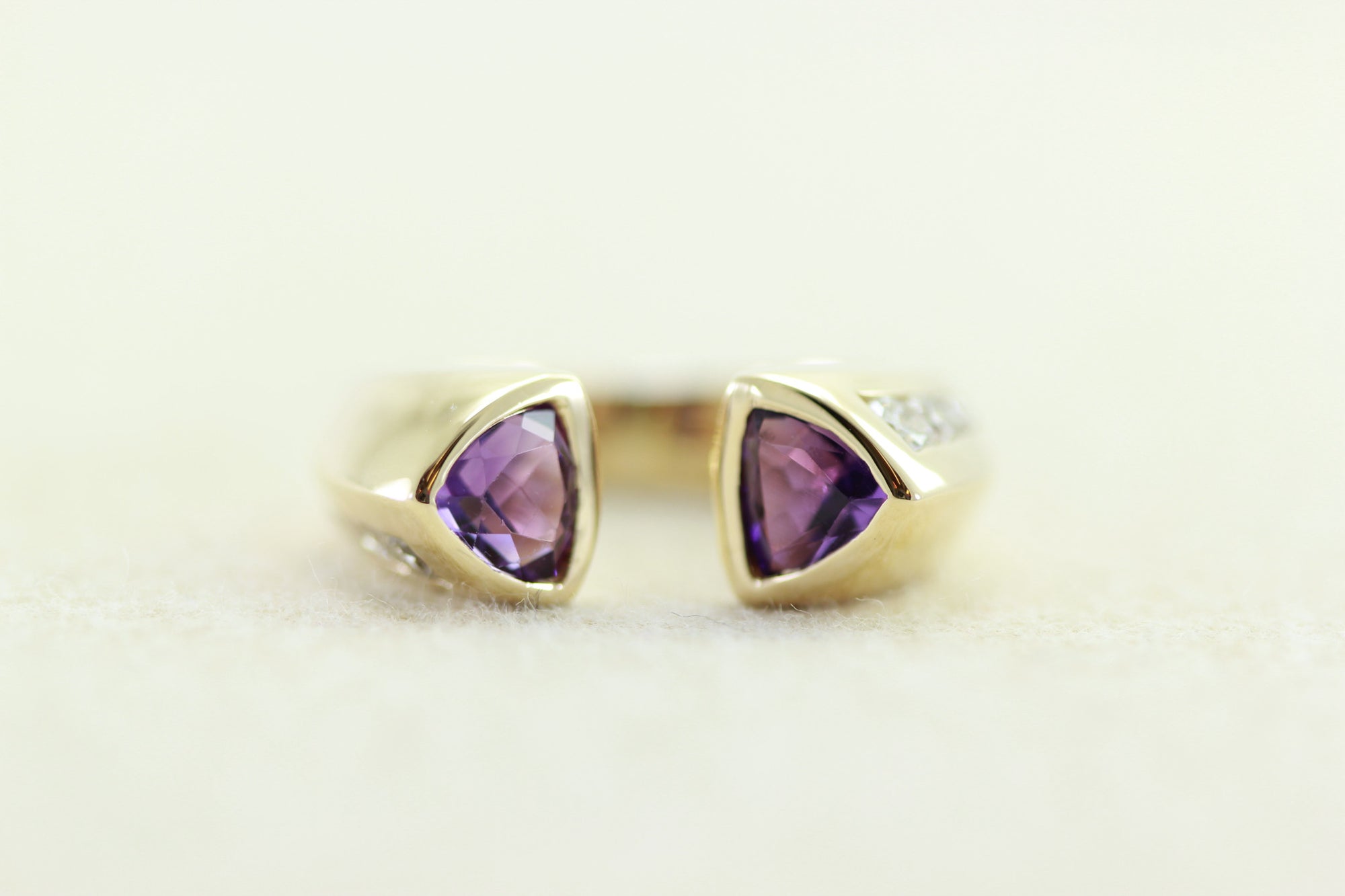 MODERN 14K YELLOW GOLD AMETHYST AND DIAMOND SPLIT SHANK RING