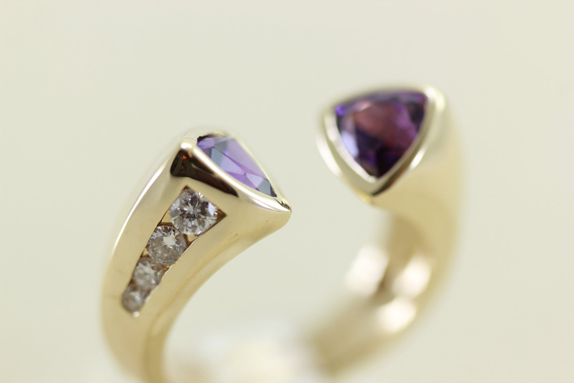 MODERN 14K YELLOW GOLD AMETHYST AND DIAMOND SPLIT SHANK RING